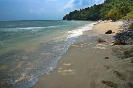 Beberapa penduduk setempat melihat barangan yang rosak akibat dilanda tsunami di tanjung bungah, utara pulau pinang, malaysia, pada isnin 27 disember 2004. Tsunami Beach View 1 Pantai Pasir Panjang Mapio Net