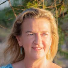 What are good snorkeling cruises to Molokini in Maui for a family of 10  with children aged 3-5?