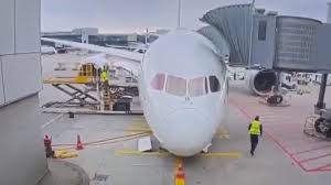 VIDEO: Boeingu Lufthansy se na letišti zbortil podvozek, „plácl“ sebou o zem