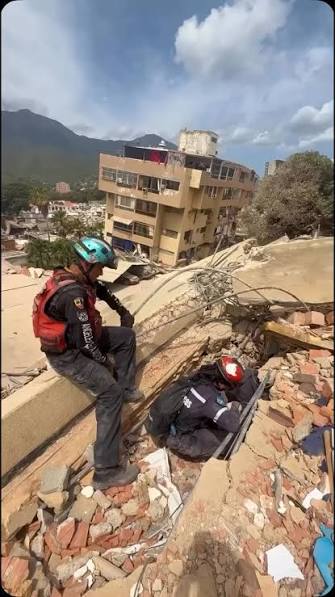 Impactante testimonio de un sobreviviente durante el operativo de rescate  liderado por @paramedicosmtt con respaldo de voluntarios en el edifico Los  Molinos de La Guaira., Vídeo Cortesía 📹 , ...