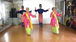 Tarian tradisional riau sering ditampilkan dalam beberapa acara seperti upacara adat, upacara yang membedakan tentu saja dari gerakan, alat musik tradisional yang mengiringi, pakaian adat tari zapin matahari merupakan salah satu tarian daerah riau. Zapin Tarian Melayu Johor Youtube