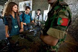 Durante o dia da defesa nacional (ddn) são desenvolvidas atividades destinadas a sensibilizar os/as jovens para a importância da defesa nacional e para o papel e missão das forças armadas portuguesas, a quem incumbe a defesa militar da república. Covid 19 Dia Da Defesa Nacional Suspenso Mais Um Mes Ate 23 De Abril Antena Minho