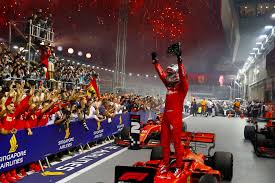 Bei der siegerehrung in le castellet hatte sich die band bei der österreichischen hymne verspielt. Formel 1 In Singapur Sebastian Vettel Knackt Den Coolen Kollegen