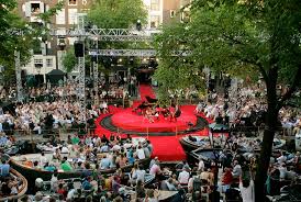 Na een regionaal mistige, een grijze start, zijn er zonnige perioden. Het Prinsengrachtconcert 2018