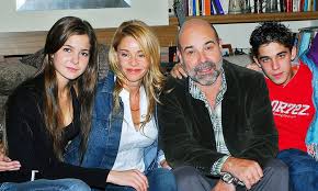 Los goonies son un grupo de amigos que viven en un pueblo costero del noroeste de estados unidos situado en la localidad de astoria (), formado por mikey (), brand (josh brolin), gordi (jeff cohen, chunk en hispanoamérica), data (jonathan ke quan), bocazas (corey feldman, bocón en hispanoamérica), andy (kerri green) y stef (martha plimpton). Los Serrano Comedia Espana Series Series Y Peliculas