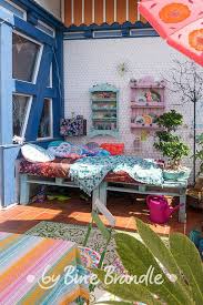 Zauberhaft Bunter Balkon Mit Paletten Sitzbank Und Bemalten Schirmen Bine Brandle Diy Do It Yourself Howto Anleitung Paletten Bodenfarbe Balkondekoration