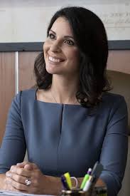 Orange is the new black (oitnb), ou l'orange lui va si bien au québec, est une série télévisée américaine en 91 épisodes d'environ 60 minutes créée par jenji kohan et diffusée entre le 11 juillet 2013 et le 26 juillet 2019 sur netflix. Orange Is The New Black S Beth Dover Reveals The Hardest Part Of Filming The Final Season Orange Is The New Black Orange Is The New New Black