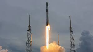 The air force expected to use the space shuttle to launch large satellites, and required it to be capable of lifting 29,000 kg (65,000 lb) to an eastward leo or 18,000 kg (40,000 lb) into a polar orbit. Launch Archives Spacenews