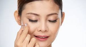Tidak semua orang menginginkan muka dengan keadaan berminyak. Cara Mengecilkan Pori Pori Kulit Wajah Dengan Cepat Dan Alami Beauty Fimela Com