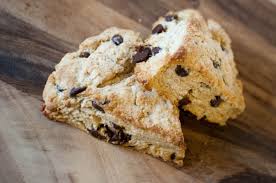 Scones Faciles Aux Pepites De Chocolat Patisserie Easy Peach Cobbler Recipe Scone Recipe Peach Cobbler Recipe