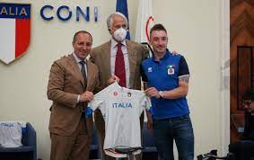 Van der poel maglia gialla nel nome del nonno poulidor mathieu van der poel ha vinto la tappa del mur de bretagne e conquistato come un predestinato la leadership. Olimpiadi E Paralimpiadi Di Tokyo Svelata Al Coni La Maglia Delle Nazionali Ciclisti Malpensa24