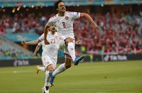 Với hai chức vô địch champions league và euro, ronaldo hiện được xem là ứng cử viên số một. Uecd97nlx C5vm