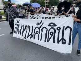 หลังจากทวิตเตอร์ของฟู้ดแพนด้า ได้ทวีตข้อความกรณี หนุ่มไรเดอร์ที่เข้าร่วมชุมนุมม็อบ 18 ก.ค.ที่ผ่านมา ว่า มีนโยบายต่อต้านความรุนแรงและการก่อ. Vat1hkbc Odwrm