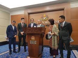 Ahli parlimen setiawangsa, nik nazmi nik ahmad berkata, bagaimanapun kaedah itu perlu mengutamakan akaun bagi kumpulan berpendapatan rendah (b40) dan berpendapatan sederhana (m40). Nik Nazmi Nik Ahmad Linkedin