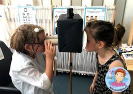 Themahoek Opticien Voor Kleuters Kleuteridee Ogen Meten Thema Het Oog Kindegarten Optician Role Play Eye Theme Okul Oncesi Okul Doktorlar