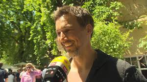 Dass florian seinen treuen wegbegleiter wieder an sich kuscheln kann, ist elmo wurde für einen straßenhund gehalten. Florian David Fitz Lasst Sein Haustier Zu Hause Der Hund Ist Eine Rampensau