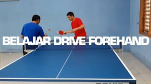 Gerakkan tangan dan bet ke arah depan, jaga siku agar tetap sembilan puluh derajat dan bet tetap drive merupakan pukulan dengan ayunan panjang sehingga menghasilkan pukulan yang datar untuk melakukan forehand topspin pemain berdiri dengan sikap persiapan di meja bagian kanan. Teknik Pukulan Drive Pada Tenis Meja