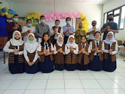 Smp negeri 8 kota tangerang selatan meraih rerata nilai terbaik untuk 3 mata pelajaran dalam un yakni; Smp Negeri 8 Tangerang Selatan Co Operation Makes Our School Better And Brighter