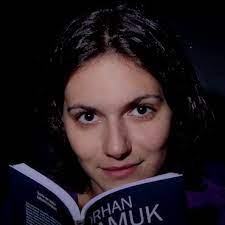 Femeia in rosu este ana cumpanas, o banateanca emigrata in sua, care faciliteaza uciderea amantului sau, faimosul dillinger, la chicago. Printre GraniÈe Femeia In RoÈu Bookaholic