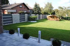 Terrasse In Betonsteinplatten Mit Kiesbeet Kiesbeet Garten Grundriss Hintergarten