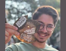 João Viana inova e usa folhas caídas de árvores como material de campanha