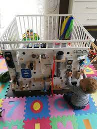 Genauso beliebt wie malen ist das kneten. Spielwand Kinderbeschaftigung Montessori Baby Kinder Beschaftigung Aktivitaten Fur Sauglinge