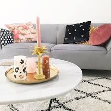 grijze bank trendhopper thuis salontafel kussens roze kussens