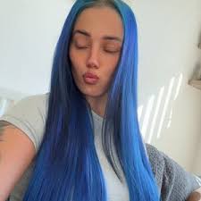 Ami Olivia Wells (@amioliviawells)