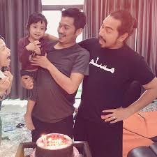video telatah anak angkat fynn jamal belajar jadi anak dara amat mencuit hati. Fynn Jamal Pejuang Hak Anak Tidak Berdosa