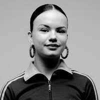 Kira Holmes's Instagram, Twitter & Facebook