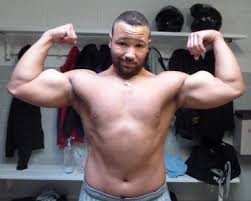 Les poignées d'amour chez l'homme correspondent à une zone où la graisse s'est accumulée sur les côtés et dépasse du jean. Sec Mais Les Poignees D Amour Sont Toujours La