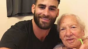 La belle histoire du jour : le jeune acteur recueille sa voisine de 89 ans  atteinte d'une leucémie