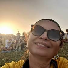 Diffusa la prima immagine della salma di Papa Francesco. Indossa la mitra,  un rosario tra le mani, la veste liturgica rossa, in una semplice bara di  legno. Accanto al feretro, il cardinale