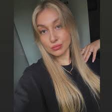 Hello I'm looking for a hair stylist that can do an updo