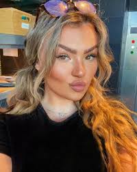 Kiki Brooks's Instagram, Twitter & Facebook