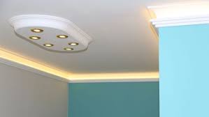 Können wir an dieser decke ohne bedenken spots das styropor könnte mit der zeit durch schmoren und selbst wenn es dabei nicht zu einem brand kommt, würde das ziemlich stinken. Deckengestaltung Im Flur Mit Led Spots Led Strips Fur Indirekte Beleuchtung Und Stuckleisten Aus Styropor Indirekte Beleuchtung Stuckleisten Led