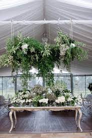 Non è un caso che i fiori bianchi siano i preferiti per i bouquet della sposa. Courtney Sebastian Wedding Style Inspiration Fiori Sospesi Composizioni Floreali Fiori Per Matrimoni
