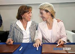 Professore ordinario all'università di torino e richiestissima all'estero, elsa fornero, pur ammettendo l'errore degli esodati, salva la propria attività come ministro del governo monti Elsa Fornero A Napoli C Tm Newsinfophoto
