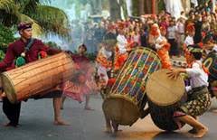 Oleh karena itu, memahami sejarah musik modern batak haruslah memulai memahaminya dari musik tradisi batak. Mengenal Tradisi Gendang Beleq Alat Musik Tradisional Suku Sasak Pulau Lombok Ntt Materi Pelajaran