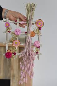 Ideas for frame making arts and crafts projects activities for teens children and preschoolers. Wall Decoration In Dried Flowers Wall Hanging Wall Decoration Flowers Frame Dried Flowers