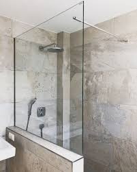 Duschabtrennung Mit Stabilisationsstange Durch Das Glas Duschabtrennung Glas Badezimmer Duschtrennwand