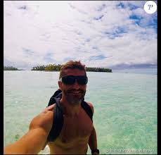 Retourner son top pour faire apparaître le visage de son joueur de foot préféré. Bixente Lizarazu Ses Vacances De Reve Avec Son Fils Tximista Et Claire Keim Purepeople