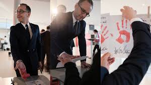 Ister heiko maas schrieb natalia wörner aber vor allem mit ihrem privatleben schlagzeilen. Heiko Maas On Twitter Kinder Durfen Keine Soldaten Sein Am Redhandday Machen Wir Aufmerksam Auf Die Vielen Jungen Menschen Auf Der Welt Die Ihre Kindheit Statt Auf Spielplatzen Auf Schlachtfeldern Verbringen