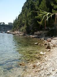 Σύμφωνα με την απογραφή του 2001, στο νησί μένουν 2.700 κάτοικοι. Alonnisos Marine Park Wikipedia