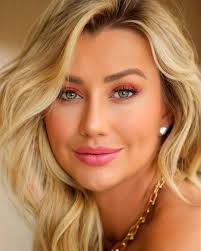 Olhar poderoso, sobrancelhas arqueadas, mas com o cuidado e a estética  natural da @ericamiguelia ✨ hoje fui na @loveenaclinic fazer o Fox Wild  Technique … um tratamento exclusivo que arqueia a cauda