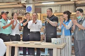 持弱勢。 庇護工場裡每位身心障礙朋友發揮 #職人精神，用著比他人更認真、更努力的態度，勤奮地 嚴格把關豬肉產地，捍衛市民朋友的健康是我們的首要原則。 今天一早我到 #桂冠實業股份有限公司 關心肉品 #產地溯源 和 #風味管理 等措施，面對明年中央即將開放 #萊克多巴胺 美豬進口，想必會對. æ‹¼ç»æµŽä¾¯å‹å®œå•åŒé¦†é•¿é™ˆä¹‹æ±‰æŒºå¼±åŠ¿å„¿å°' è§‚å…‰å·¥åŽ‚ å¤§çºªå…ƒ