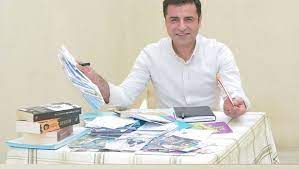 Başak demirtaş, eşi selahattin demirtaş'a hapis cezası verilmesine neden olan konuşmanın görüntüsünü paylaştı. Son Dakika Selahattin Demirtas A 4 Yil 8 Ay Hapis Cezasi Gundem Haberleri