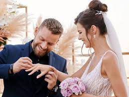 Артист уже сыграл свадьбу, его женой стала юля зайка бельченко из холостяка. Da3royrnwxbagm