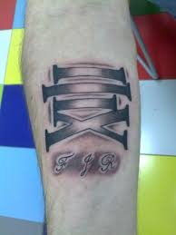 Otros números que deberías evitar tatuarte son aquellos que siguen una nomenclatura que es criticada, como cuando en los diseños de tatuajes de números romanos escribes el número 4 con. Tatto Tatto Numeros Romanos Antebrazo