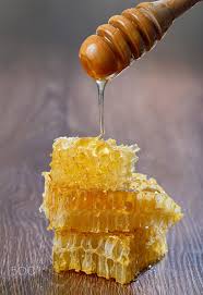 Honey Dripping From A Wooden Drizzler Over Honeycomb Honey Dripping From A Wooden Drizzler Over Honeycomb Honey Recipes Honey Raw Honey Benefits